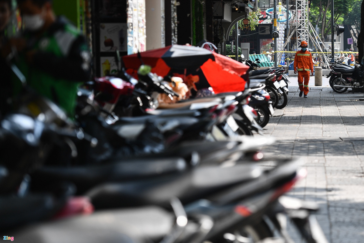 Hàng dài xe máy đỗ trước những mặt bằng chưa có người thuê. Đa số là xe của khách hàng từ những cửa tiệm đang hoạt động bên cạnh.