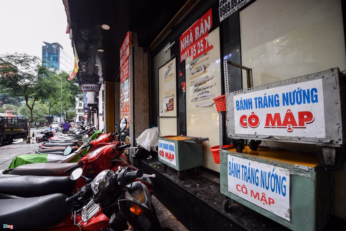 Mặt bằng không có người thuê trở thành nơi đỗ xe và tập kết một số đồ đạc của những quán bán hàng rong, ăn vặt vỉa hè.