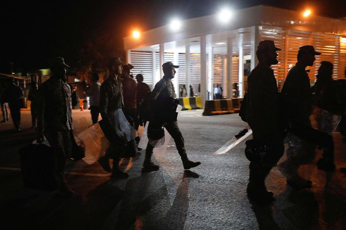 Dan Pakistan xuong duong sau khi thu tuong bi lat do-Hinh-8