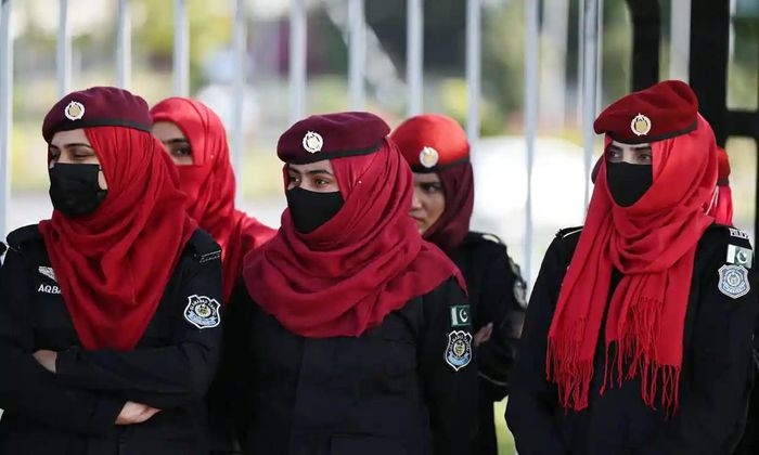 Dan Pakistan xuong duong sau khi thu tuong bi lat do-Hinh-4