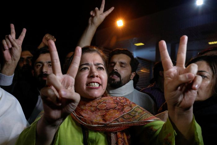 Dan Pakistan xuong duong sau khi thu tuong bi lat do-Hinh-6