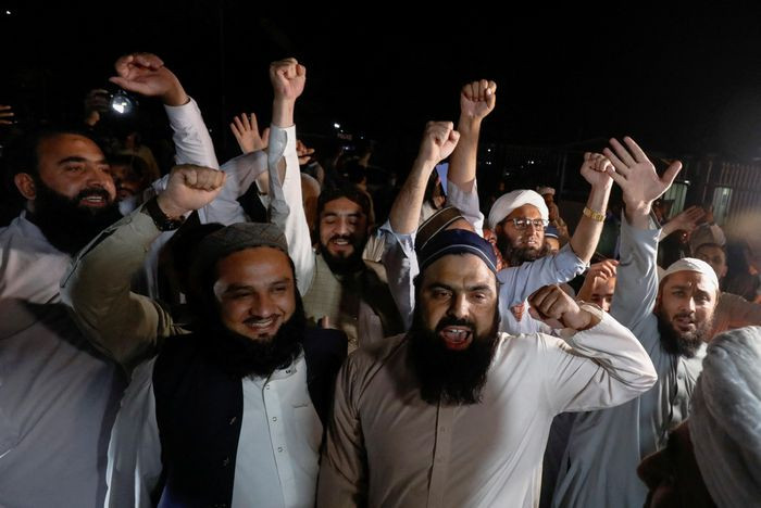 Dan Pakistan xuong duong sau khi thu tuong bi lat do-Hinh-2