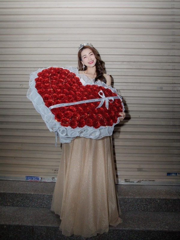 My nhan Viet long lay chang khac gi Hoa hau khi doi vuong mien