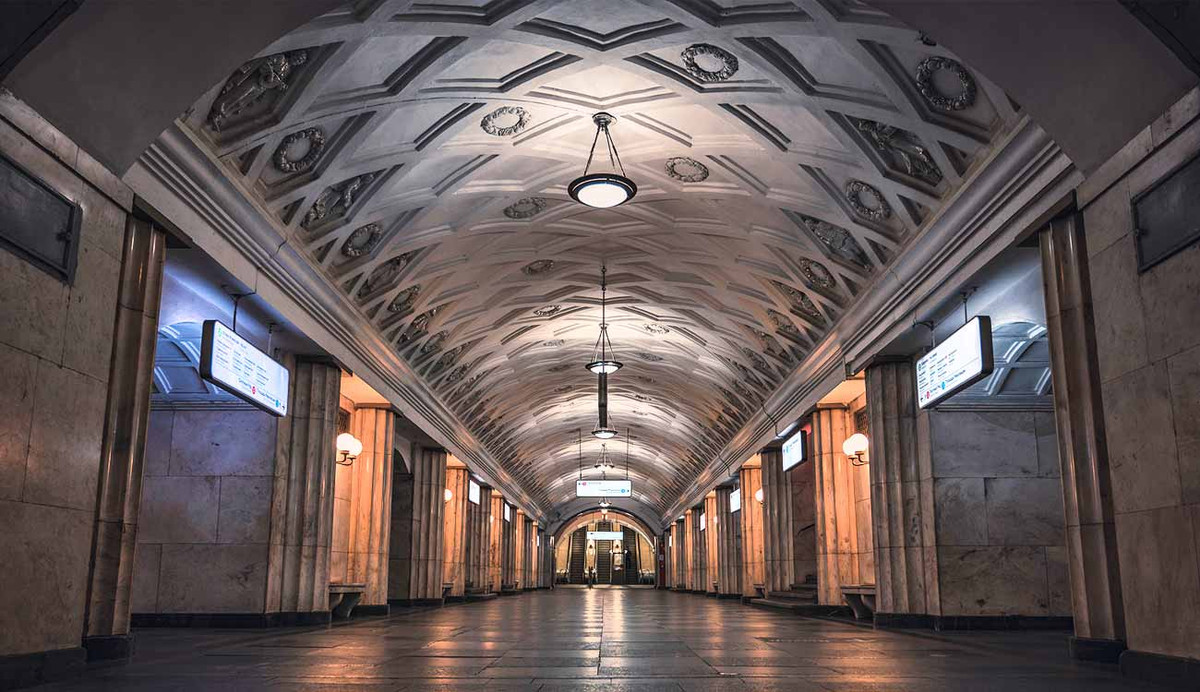  Ga Nhà hát (Театра́льная, Tuyến số 2). Nằm gần nhà hát Bolshoi nổi tiếng, chủ đề chính của ga Nhà hát xoay quanh nghệ thuật sân khấu Xô-viết. Những bức phù điêu trên vòm mái của ga tái hiện các buổi biểu diễn ca múa nhạc từ nhiều địa phương của Liên Xô.