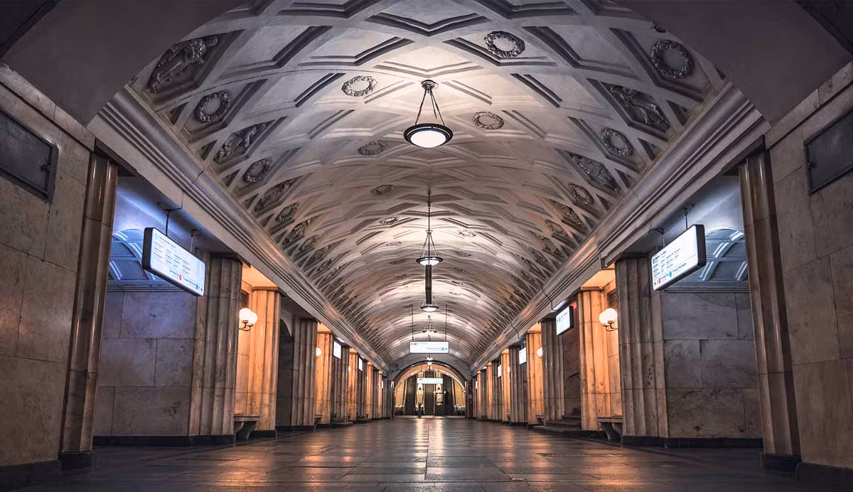  Ga Nhà hát (Театра́льная, Tuyến số 2). Nằm gần nhà hát Bolshoi nổi tiếng, chủ đề chính của ga Nhà hát xoay quanh nghệ thuật sân khấu Xô-viết. Những bức phù điêu trên vòm mái của ga tái hiện các buổi biểu diễn ca múa nhạc từ nhiều địa phương của Liên Xô.