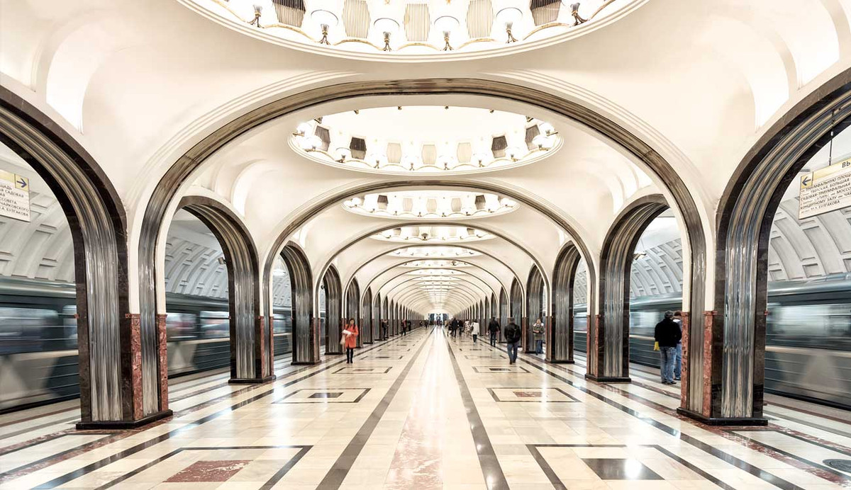  Mayakovskaya (Маяковская, Tuyến số 2). Thiết kế của ga này lấy cảm hứng từ chủ nghĩa vị lai Xô-viết, mà đại diện tiêu biểu là nhà thơ Mayakovsky. Đây còn là địa điểm lịch sử nổi tiếng vì từng là nơi nhà lãnh đạo Joseph Stalin trú ẩn khi Moscow bị quân Đức oanh tạc.