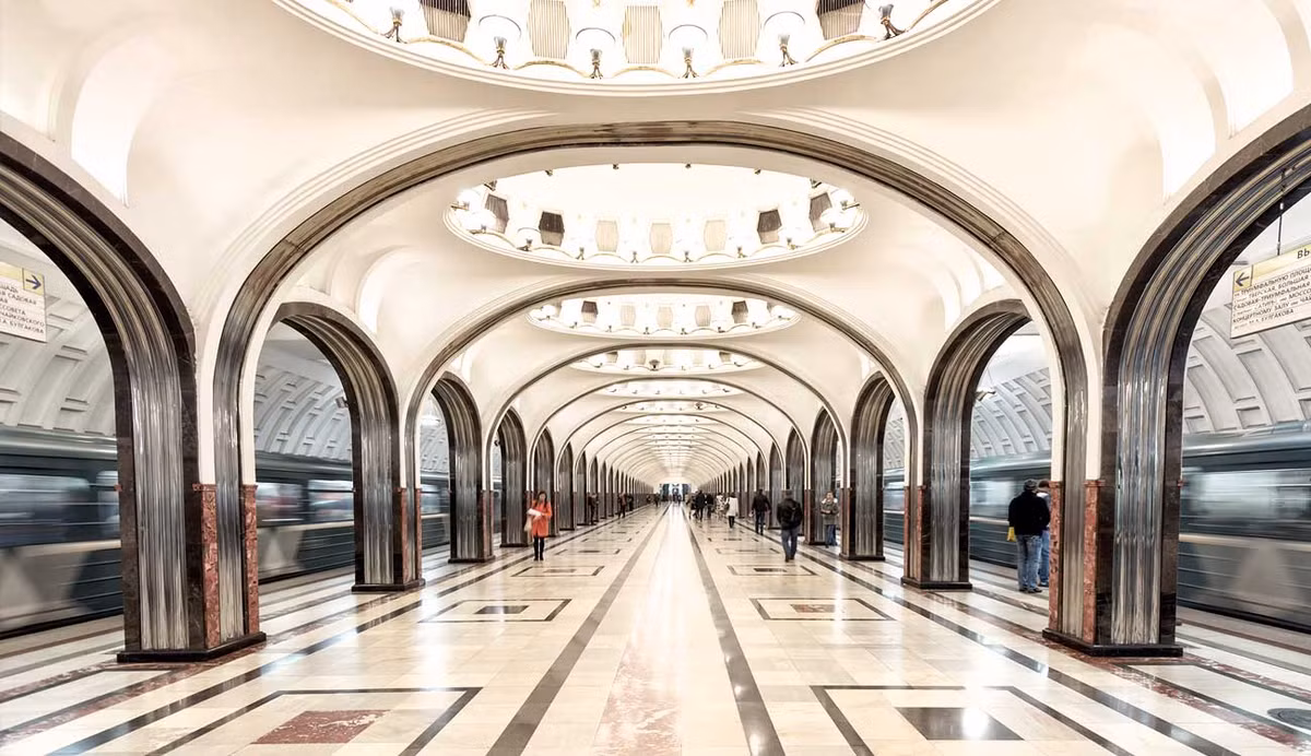  Mayakovskaya (Маяковская, Tuyến số 2). Thiết kế của ga này lấy cảm hứng từ chủ nghĩa vị lai Xô-viết, mà đại diện tiêu biểu là nhà thơ Mayakovsky. Đây còn là địa điểm lịch sử nổi tiếng vì từng là nơi nhà lãnh đạo Joseph Stalin trú ẩn khi Moscow bị quân Đức oanh tạc.