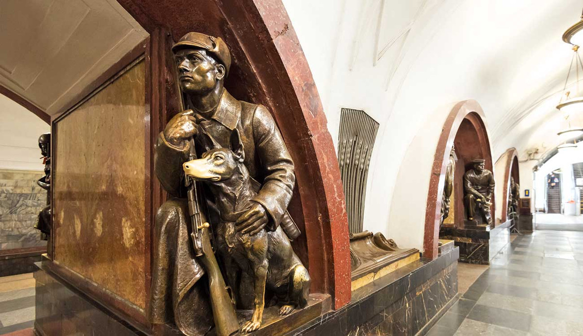  Ga Quảng trường Cách mạng (Пло́щадь Револю́ции, Tuyến số 3). Được đặt tên theo Quảng trường Cách mạng nằm ngay phía trên, ga này có 76 bức tượng đại diệ cho mọi tầng lớp quần chúng Xô-viết, thể hiện sự chuyển mình của nước Nga thời đại cách mạng.