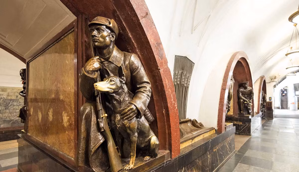  Ga Quảng trường Cách mạng (Пло́щадь Револю́ции, Tuyến số 3). Được đặt tên theo Quảng trường Cách mạng nằm ngay phía trên, ga này có 76 bức tượng đại diệ cho mọi tầng lớp quần chúng Xô-viết, thể hiện sự chuyển mình của nước Nga thời đại cách mạng.