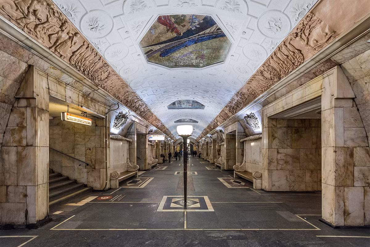  Ga Novokuznetskaya (Новокузнецкая, Tuyến số 2). Khai trương trong giai đoạn gian khó của cuộc Chiến tranh Vệ quốc, nhà ga từng giành Giải thưởng Nhà nước Liên Xô này được thiết kế với chủ đề tôn binh tinh thần chiến đấu của người Xô-viết. Điểm nhấn của ga là 7 bức tranh khảm hình bát giác trên trần.