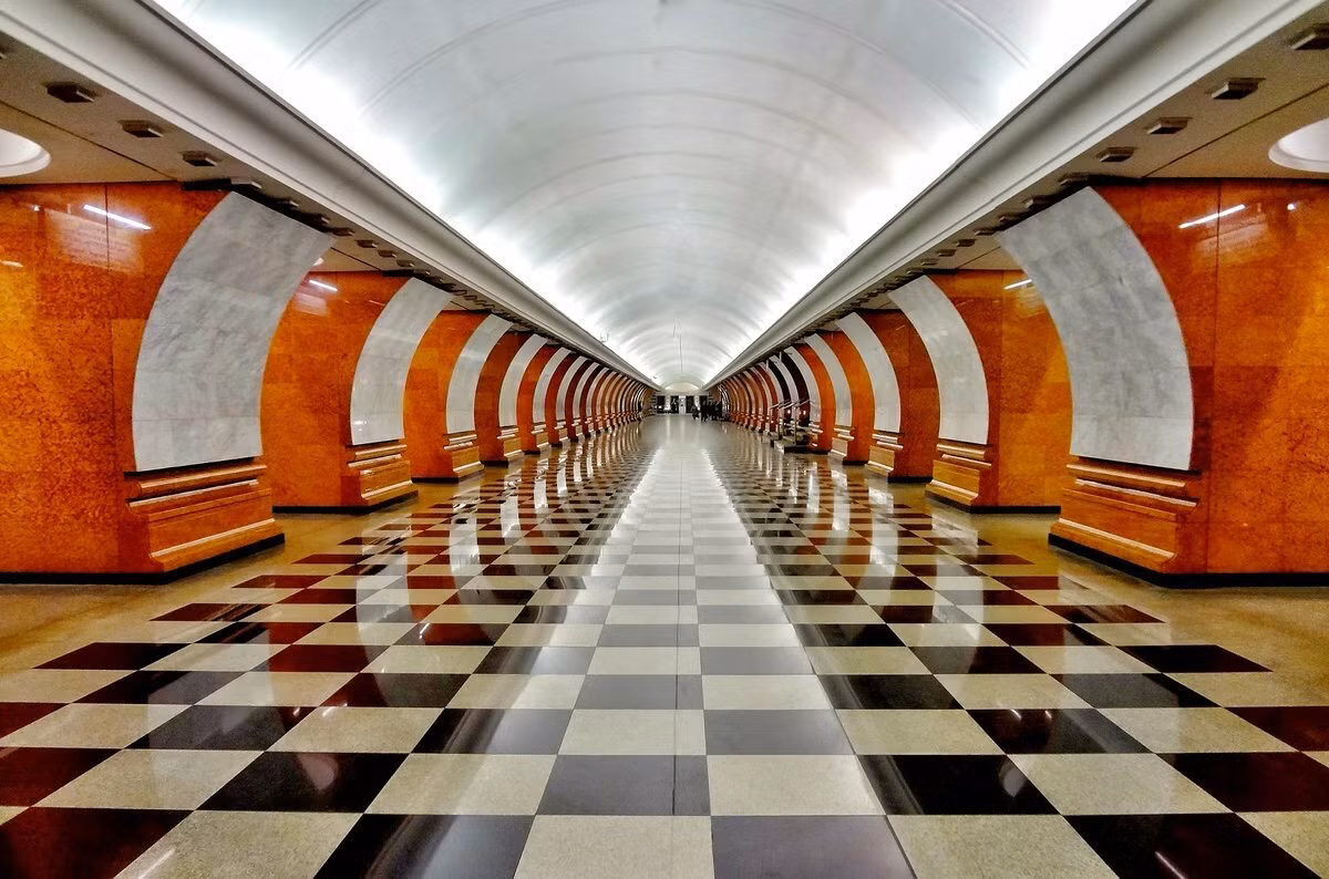  Ga Công viên Chiến thắng (Парк Победы, Tuyến số 3). Sâu nhất trong hệ thống ga tàu điện ngầm Moscow, ga Công viên Chiến thắng có thiết kế đơn giản nhưng ấn tượng với sự tương phản trong màu đá cẩm thạch. Ga có hai bức tranh khảm lớn về cuộc chiến chống quân Napoleon năm 1812 và cuộc Chiến tranh Vệ quốc vĩ đại.