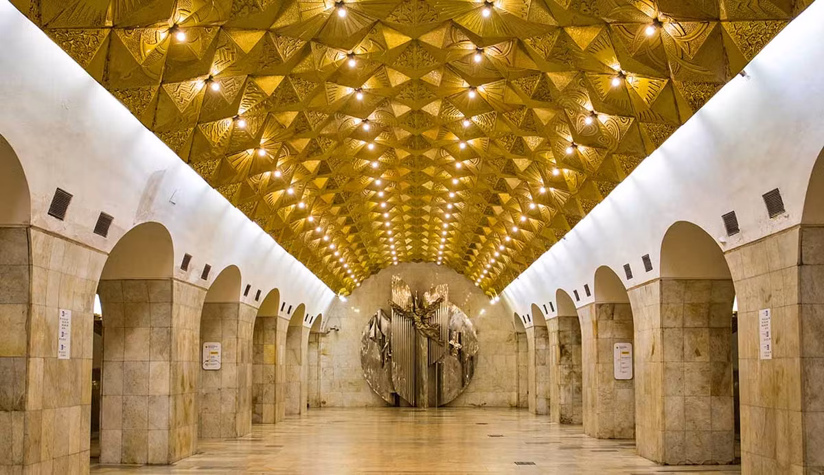  Ga Aviamotornaya (Авиамото́рная, Tuyến số 8). Mang chủ đề tôn vinh ngành hàng không, ga metro này đem lại cho du khách cảm giác "như đang bay" giữa các vì sao rực sỡ. Cuối hành lang trung tâm ga có tượng thần Icarus, vị thần mang ước vọng chinh phục bầu trời trong thần thoại Hy Lạp.