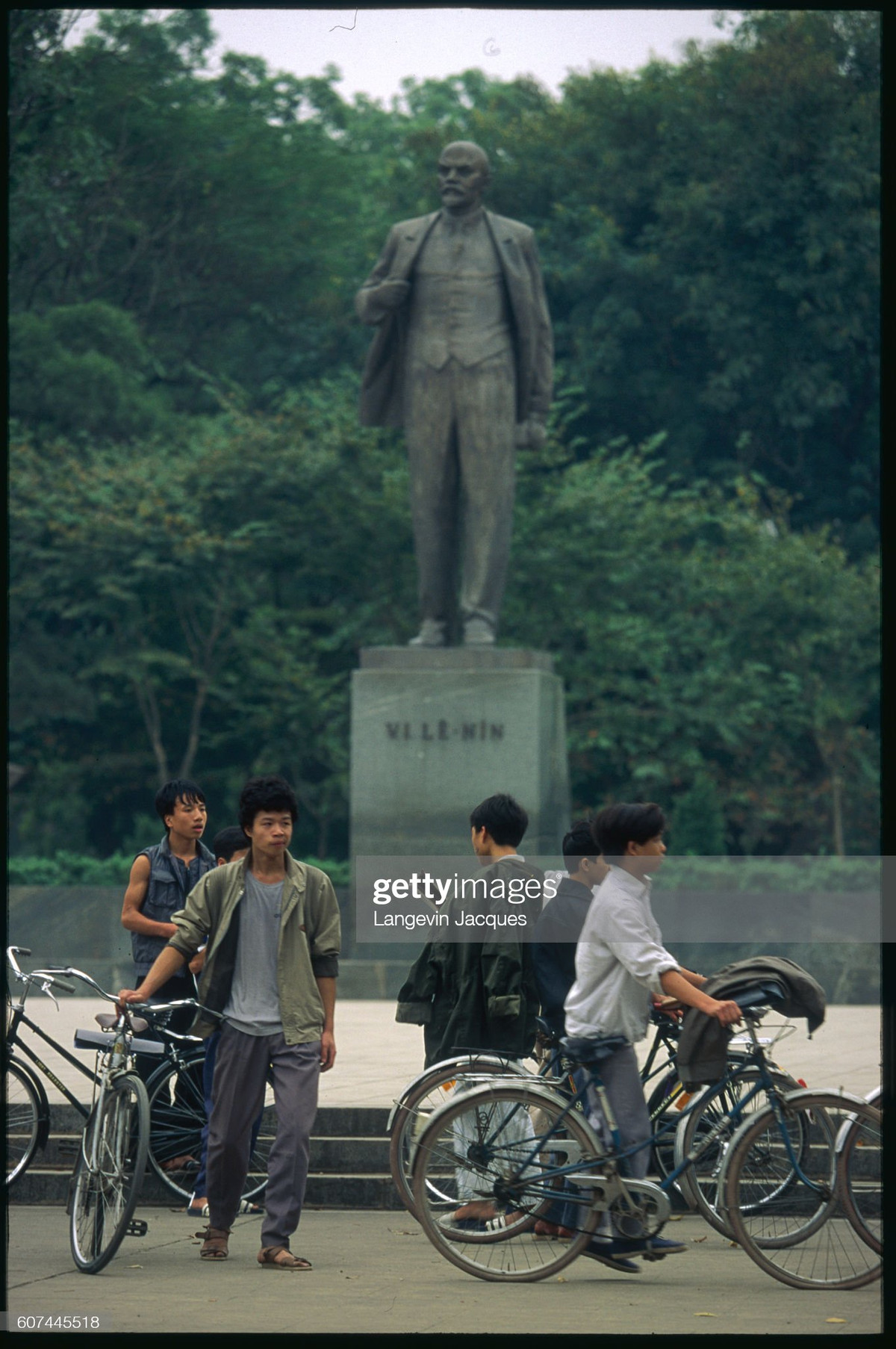 Các thanh niên tụ họp với xe đạp tại vườn hoa Lê Nin.