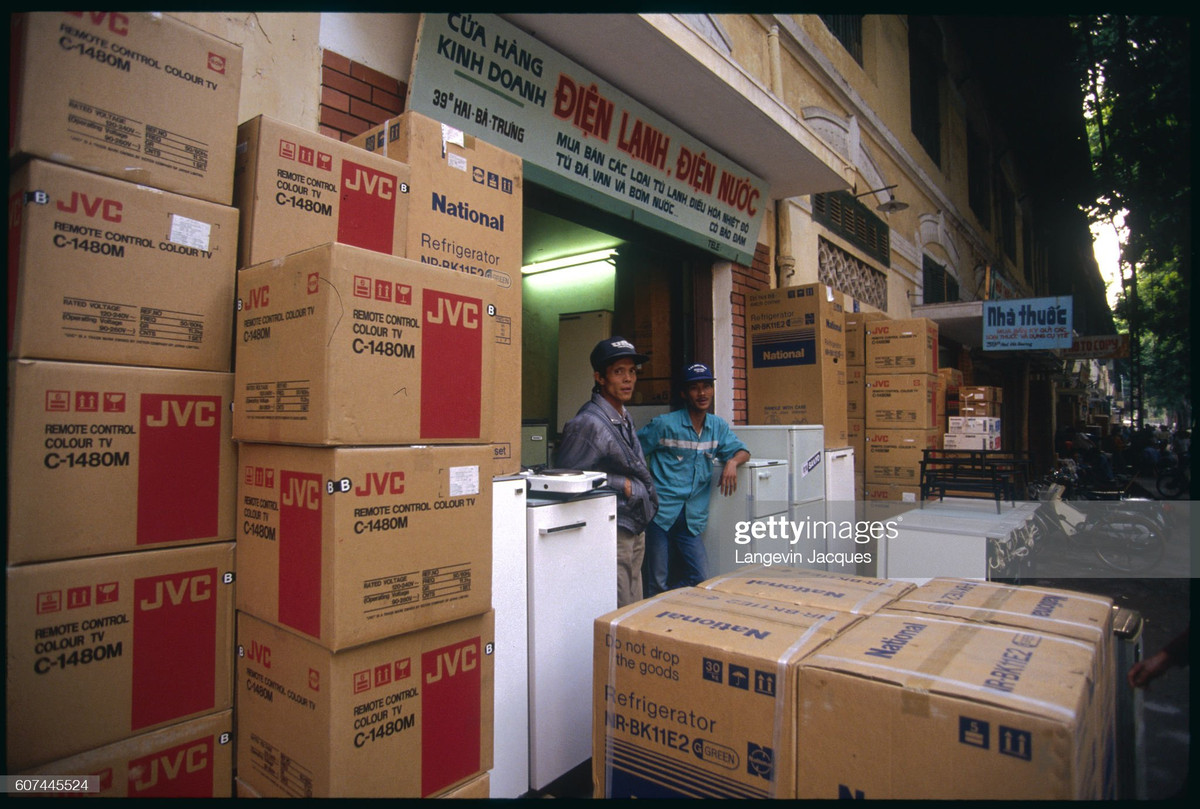Thùng ti-vi JVC, tủ lạnh National chất đầy bên ngoài cửa hàng điện lạnh, điện nước số 39B Hai Bà Trưng.