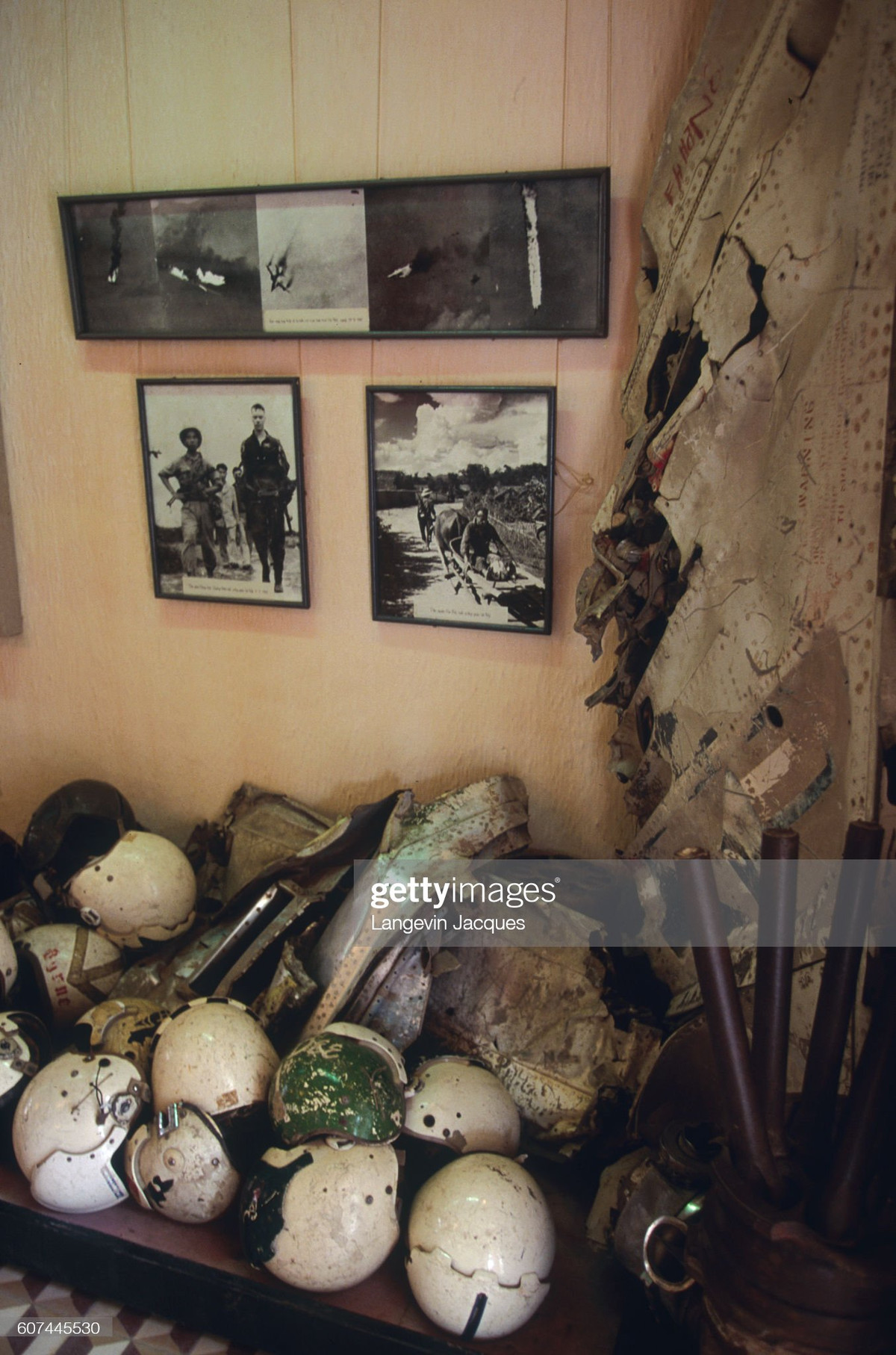 Mảnh xác máy bay và mũ bay của phi công Mỹ được trưng bày tại Bảo tàng Quân đội.