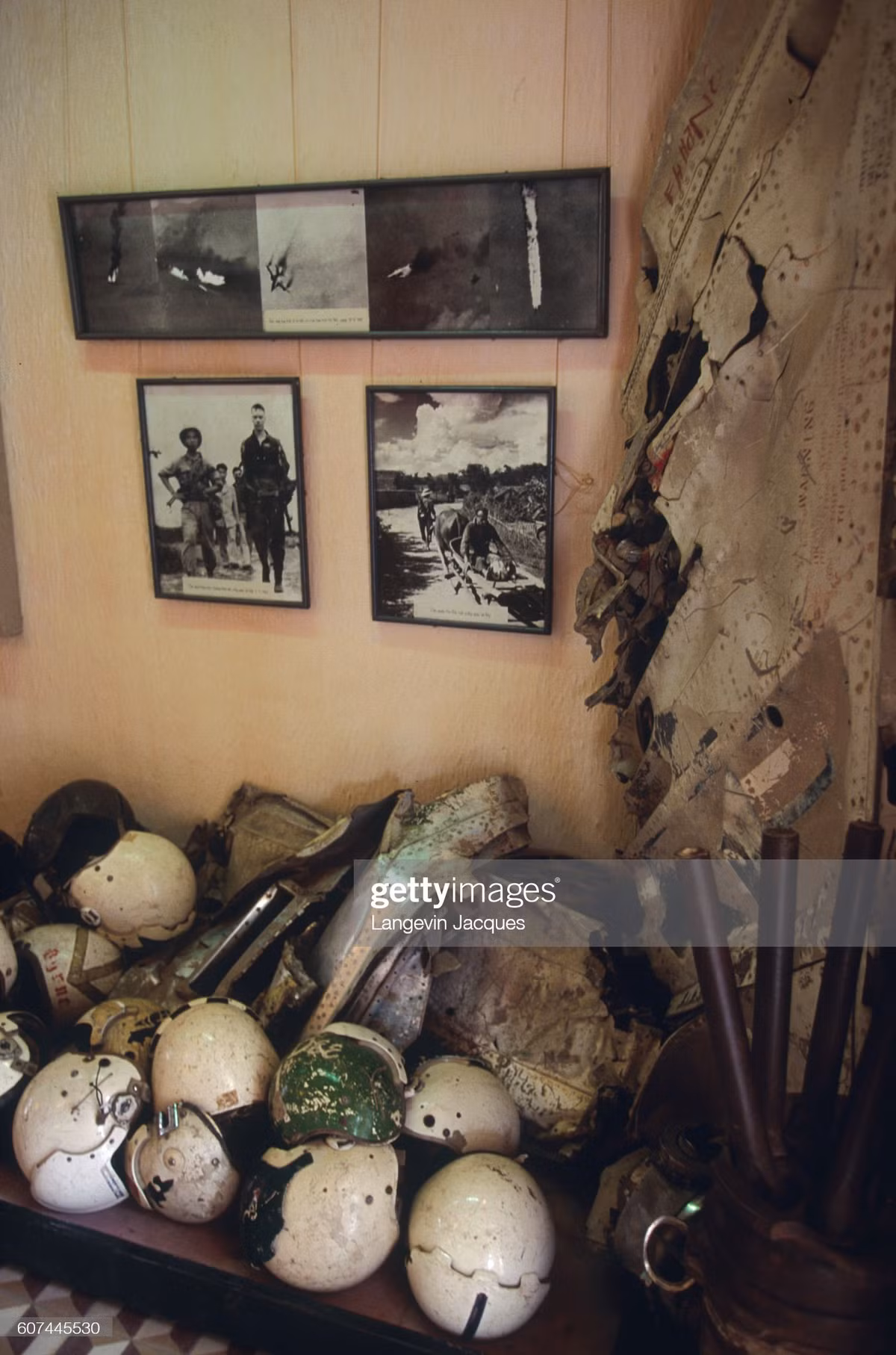 Mảnh xác máy bay và mũ bay của phi công Mỹ được trưng bày tại Bảo tàng Quân đội.