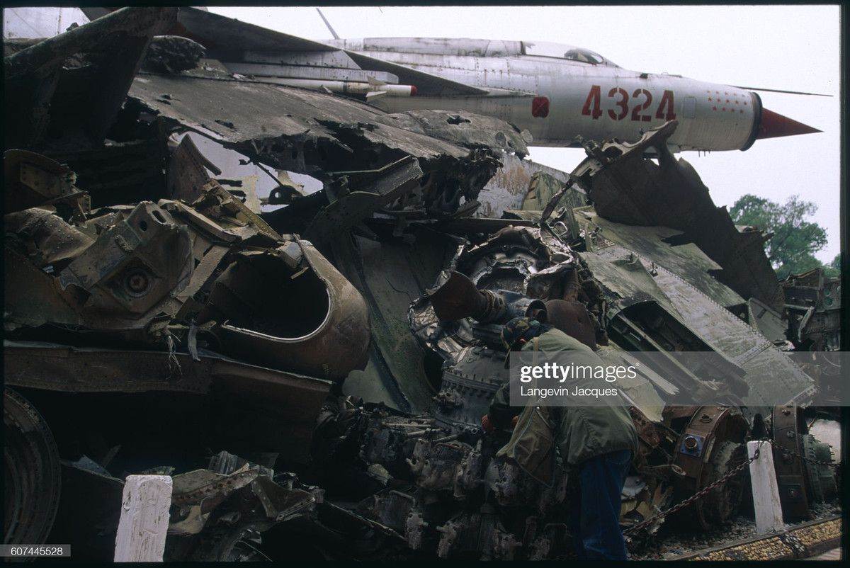 Xác máy bay Mỹ nằm bên chiếc chiến đấu cơ MiG-21 số hiệu 4324 của Không quân Nhân dân Việt Nam, tại Bảo tàng Quân đội (nay là Bảo tàng Lịch sử Quân sự).