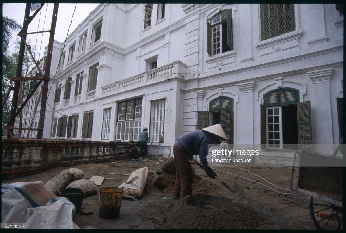 Các công nhân tiến hành trùng tu khách sạn Metropole theo dự án do quỹ Pháp-Việt tài trợ.