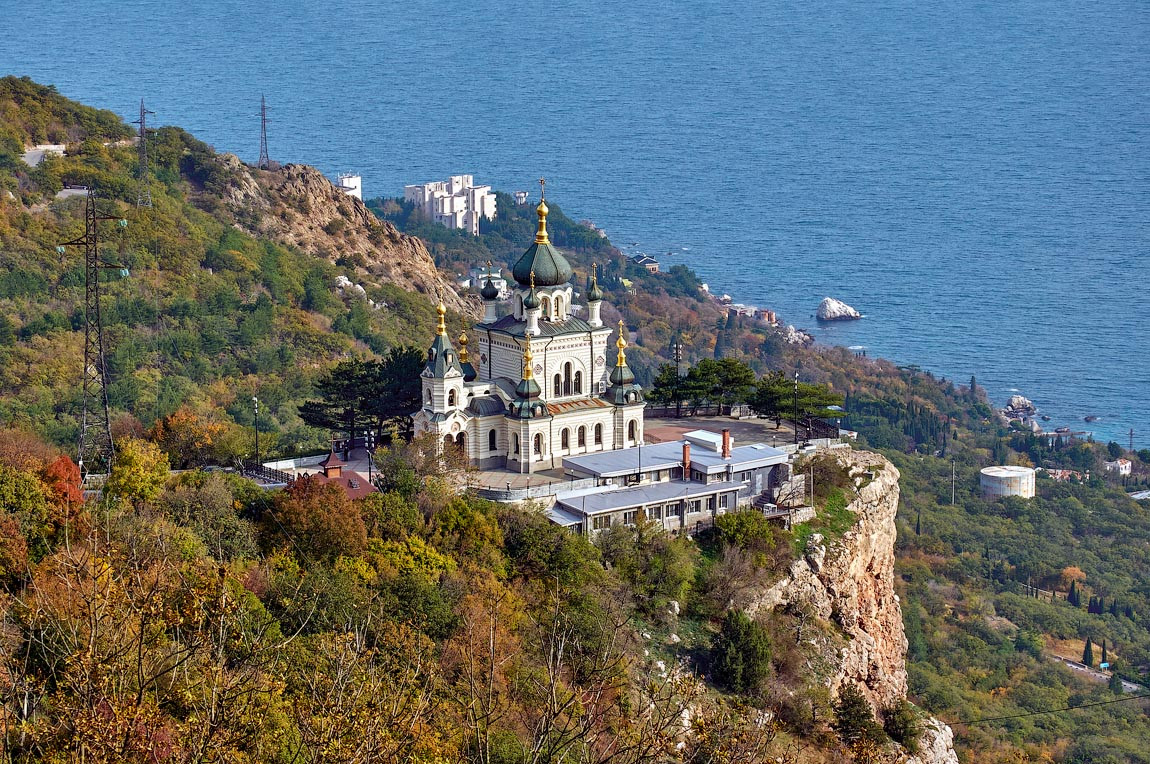  5. Nhà thờ Phục sinh của Chúa Kitô, Cộng hòa Crimea. Nhà thờ tuyệt đẹp này được xây năm 1892, để ghi nhớ sự sống sót kỳ diệu củaSa hoàng Alexander III trong một vụ tai nạn tàu hỏa khi đang trên đường đến Crimea. Công trình nằm trên một vách đá cheo leo, có tầm nhìn hướng ra biển. Ảnh: Истории наших путешествий.