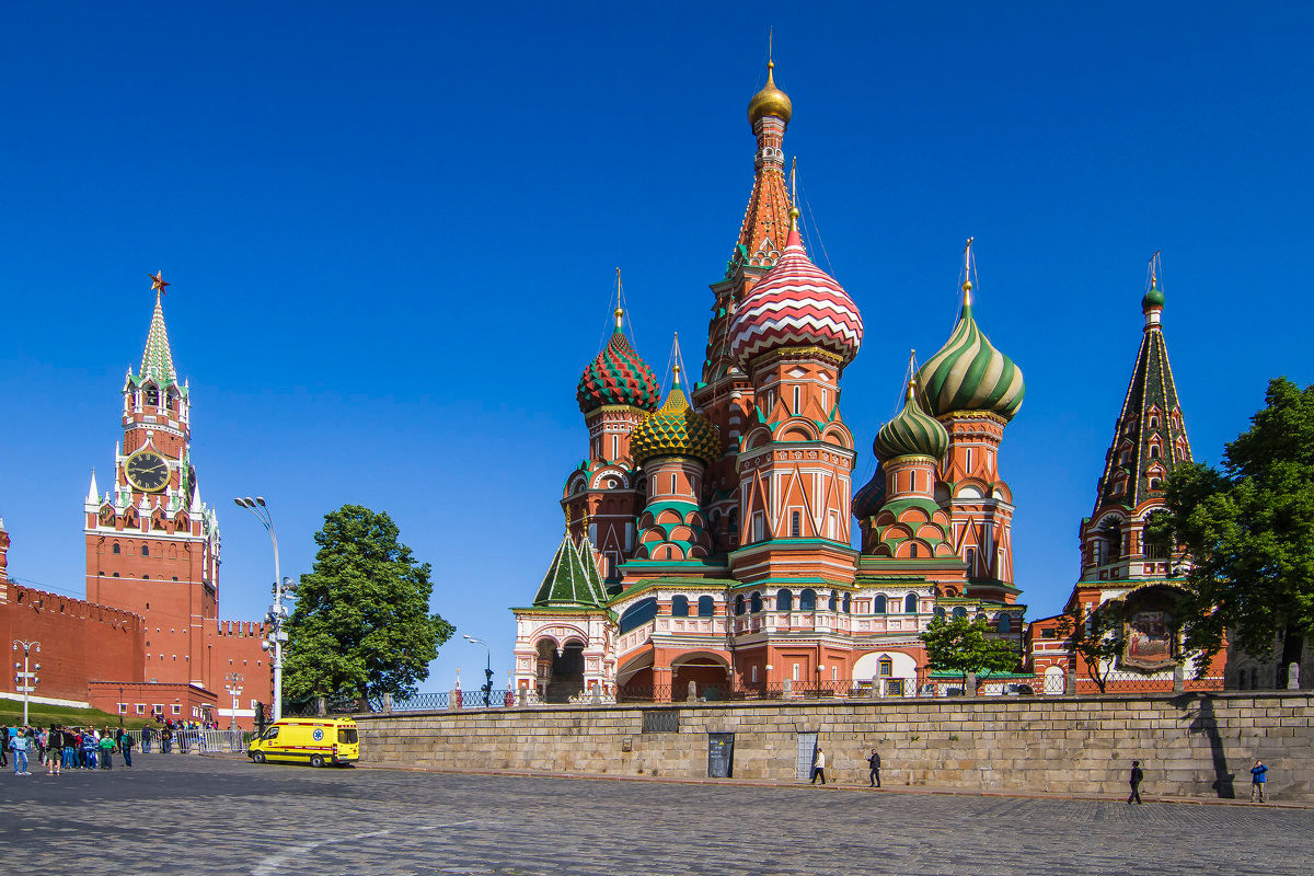  1. Nhà thờ Thánh Basil, thành phố Moscow. Nhà thờ này được xây dựng từ năm 1555-1561 theo lệnh của Sa hoàng Ivan IV để kỷ niệm chiến thắng trước Hãn quốc Kazan. Là một phần của Di sản thế giới Điện Kremlin và Quảng trường Đỏ, công trình được coi là một biểu tượng của Moscow cũng như toàn nước Nga. Ảnh: ФотоКто.