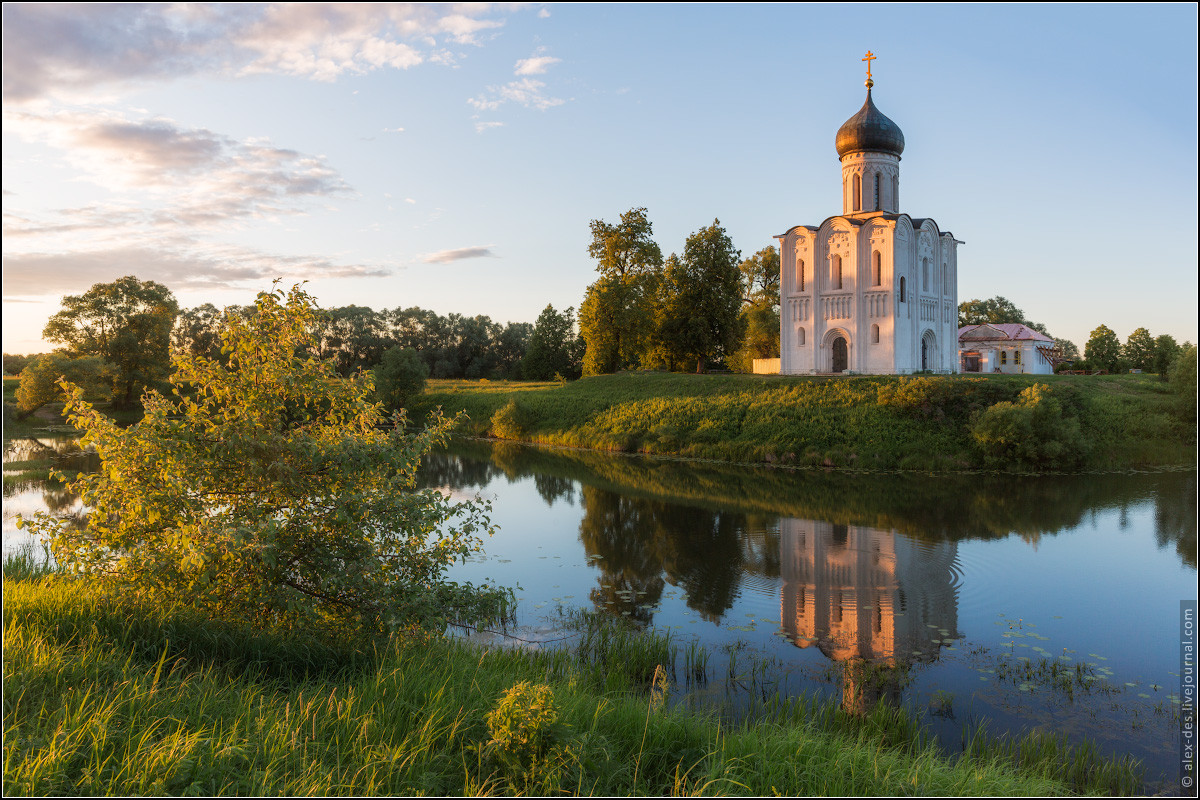  6. Nhà thờ Tserkov Pokrova bên sông Nerli, tỉnh Vladimir. Nhà thờ này được coi là biểu tượng quyền lực của Andrey Bogolyubsky, được xây cùng thời với nhà thờ Thăng Thiên. Công trình nằm trên quả đồi thấp bên cạnh dòng sông hiền hòa, tạo nên một khung cảnh đẹp như tranh vẽ. Ảnh: LiveJournal.