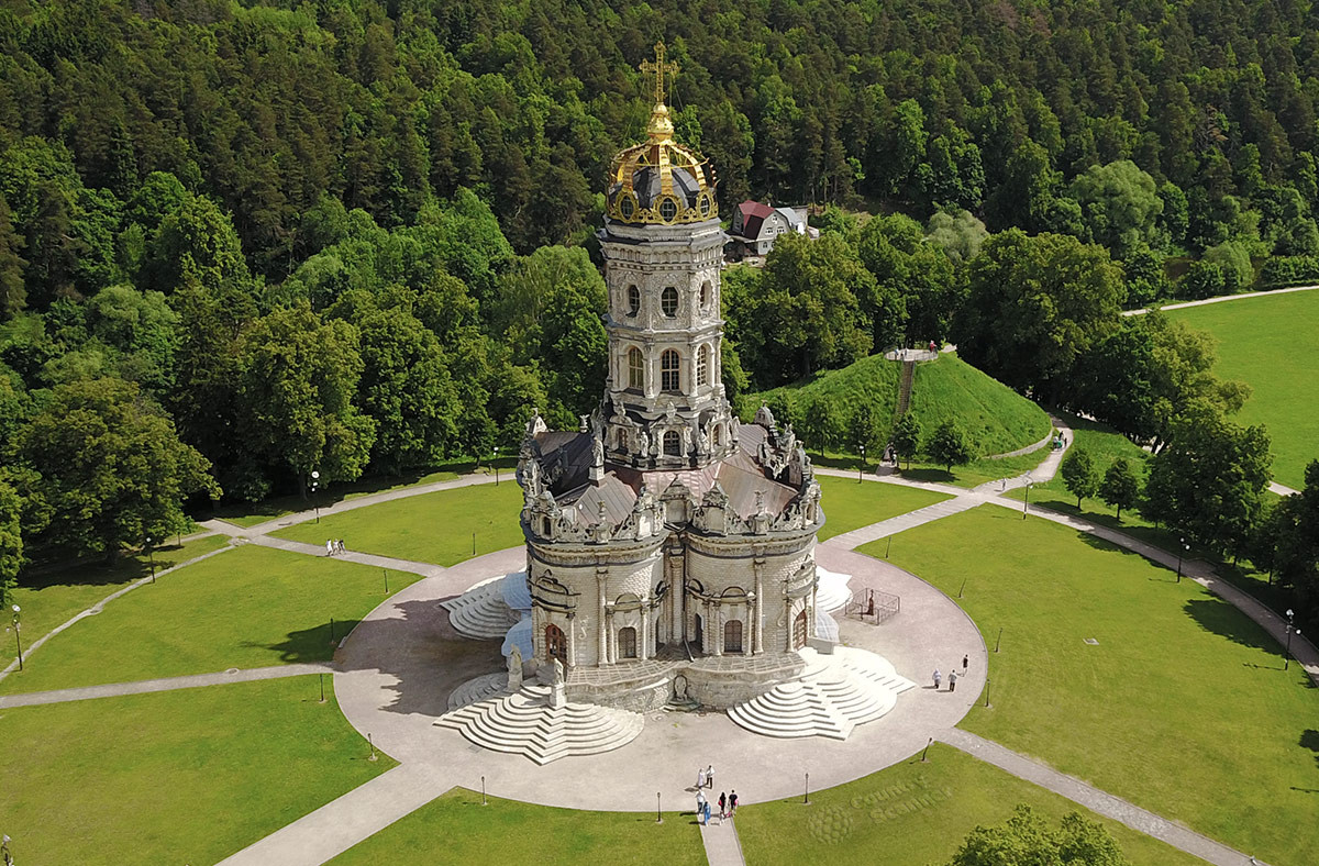  9. Nhà thờ Dấu ấn Đức Mẹ ở Dubrovitsy, tỉnh Moscow. Từng là một phần của điền trang Dubrovitsy, nhà thờ này được xây dựng vào cuối thế kỷ 17 theo thiết kế của các kiến trúc sư người Italia do hoàng tử Golitsyn - chủ sở hữu khu đất - mời đến. Ảnh: Country Scanner.