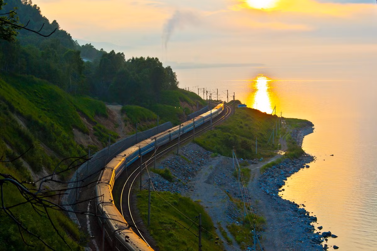Có lẽ không phải là cường điệu khi nói rằng, chỉ trên tuyến đường sắt trăm tuổi xuyên Siberia, người ta mới có thể cảm nhận trọn vẹn được sự rộng lớn và vẻ đẹp thiên nhiên hùng vĩ của xứ sở Bạch Dương. Ảnh: Sib100.ru.
