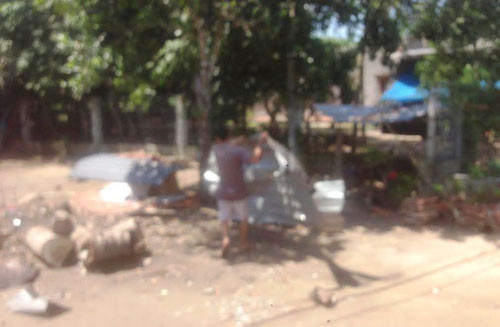 Một mãnh tôn văng sang nhà của người dân xung quanh cơ sở.