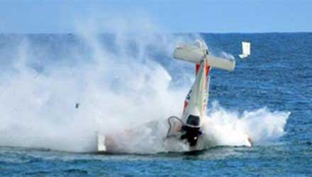 Chiếc máy bay rơi xuống biển khiến phi công thiệt mạng.