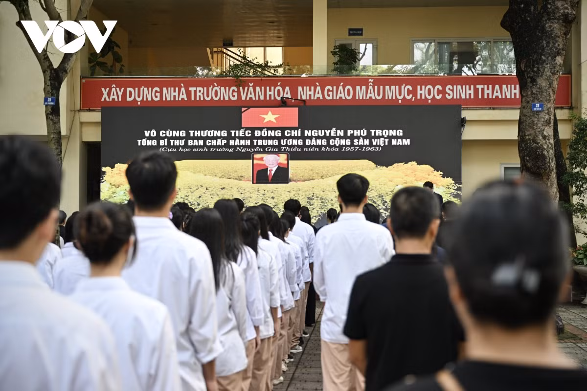 [CAP NHAT] Dong nguoi noi dai qua cac pho vao vieng Tong Bi thu Nguyen Phu Trong-Hinh-18