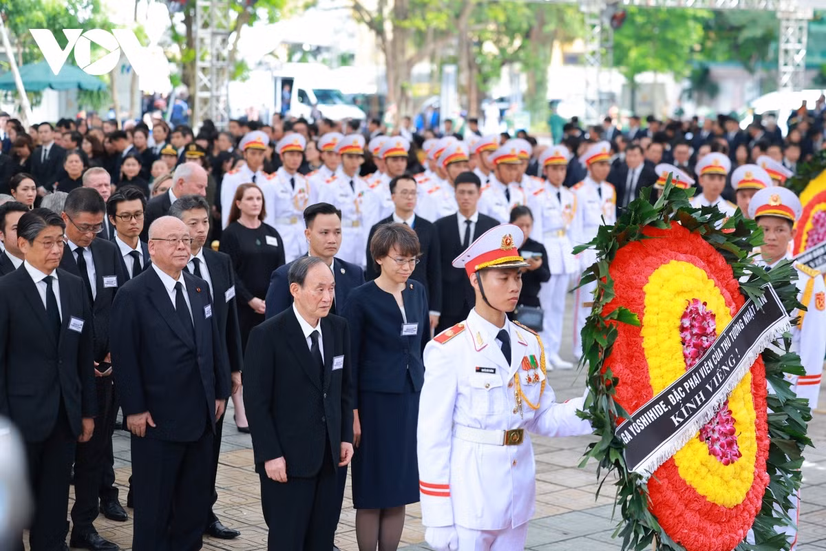 [CAP NHAT] Dong nguoi noi dai qua cac pho vao vieng Tong Bi thu Nguyen Phu Trong-Hinh-25