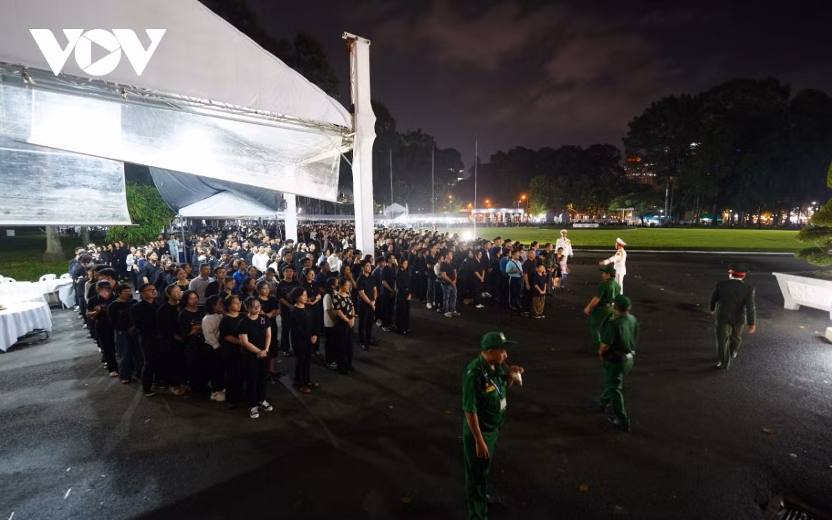 [CAP NHAT] Dong nguoi noi dai qua cac pho vao vieng Tong Bi thu Nguyen Phu Trong-Hinh-4