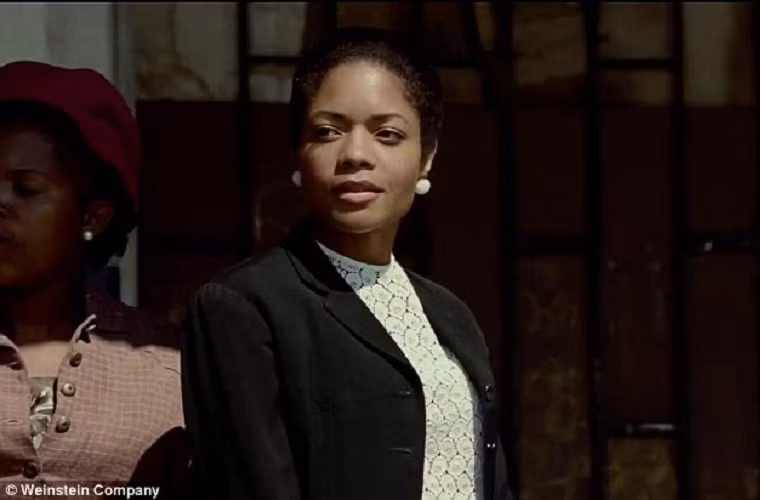 Tạo hình của Naomie trong vai người phụ nữ tuyệt đẹp của cuộc đời Nelson.