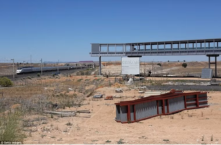 Trong tình hình suy thoái kinh tế nghiêm trọng ở Tây Ban Nha, nhiều sân bay quốc tế ở đây không còn thường xuyên tiếp nhận các chuyến bay thương mại, và nhiều nơi chỉ tiếp nhận chưa đến 100.000 hành khách mỗi năm.