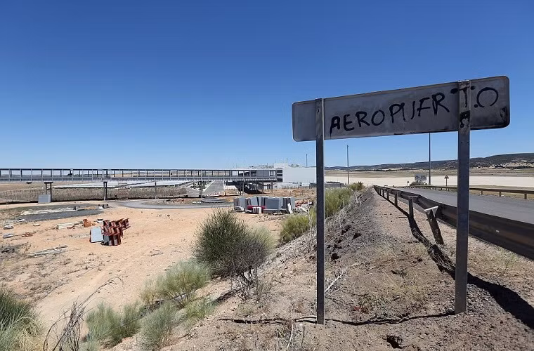 Ngân hàng Caja Castilla La Mancha đã hỗ trợ rất nhiều cho sân bay từ năm 2010 nhưng vẫn không cứu vãn được việc nó phải đóng cửa năm nay.