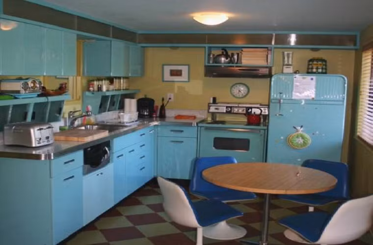 Khách sạn Lazy Meadow nằm ở Woodstock, New York thuộc quyền sở hữu của 2 nữ tỷ phú Kate Pierson và Monica Coleman. Khách sạn gồm 3 khu nằm trong diện tích 5km vuông là nơi lý tưởng để hoạt động ngoài trời và cắm trại.