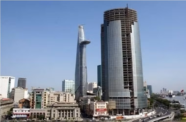 Tuy nhiên, theo New York times, tốc độ tăng trưởng của Việt Nam năm nay vẫn còn chậm, nhiều dự án bất động sản vẫn còn dang dở khi các ngân hàng vẫn còn gánh các khoản nợ xấu.