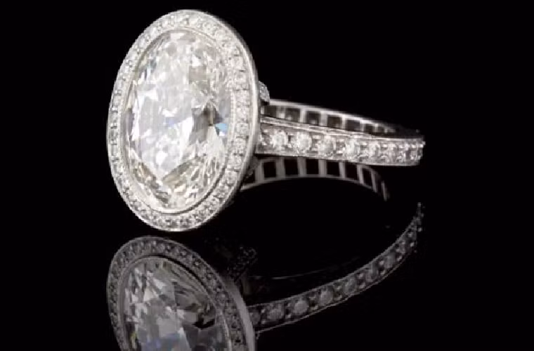 Chiếc nhẫn thanh lịch có một viên kim cương hình bầu dục chính giữa đặt trên 1 khung nhẫn bằng bạch kim do hãng kim hoàn nổi tiếng Tiffany &amp; Co chế tạo. Mức giá của chiếc nhẫn lên tới 1,47 triệu USD.