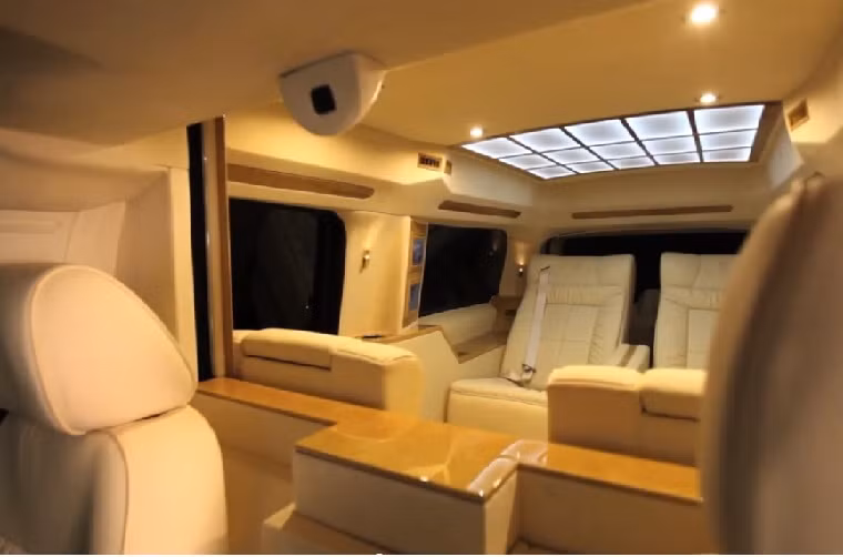 Nội thất trong chiếc Cadillac Escalade dùng các vật liệu da, gỗ, kim loại cao cấp nhất và thi công hoàn hảo đến từng chi tiết.