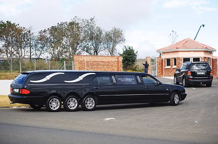 Chiếc xe Mercedes mang dòng chữ "vô cùng thương tiếc TiTi", một biệt danh của ông.