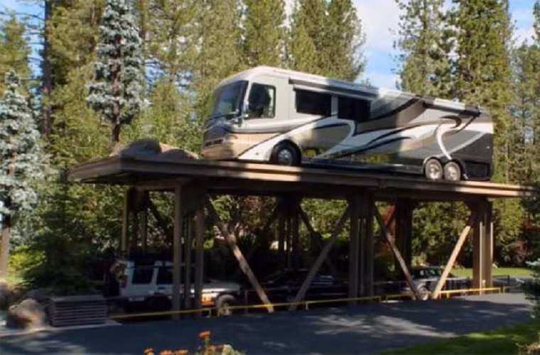 Kỹ sư phần mềm Tom Gonzales đã bán công ty của mình và mua 1 mảnh đất bên hồ Tahoe, Nevada để xây dựng hẳn 1 "lâu đài" ngầm cho dàn ô tô và xe máy của mình. Cả "lâu đài" được thông với mặt đất bằng hệ thống thang máy hiện đại nhất. Tổng chi phí xây dựng lên tới 6 triệu USD.