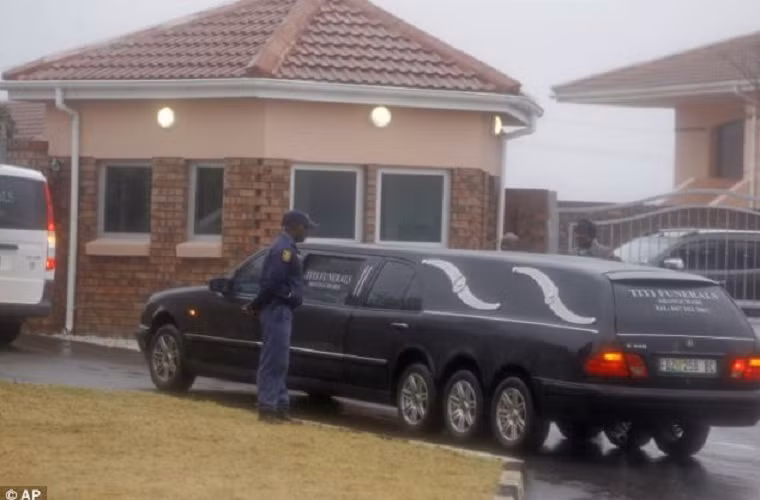 Cảnh sát bảo vệ bên chiếc xe tang. An ninh được thắt chặt đảm bảo cuộc đưa tiễn diễn ra an toàn, tốt đẹp.