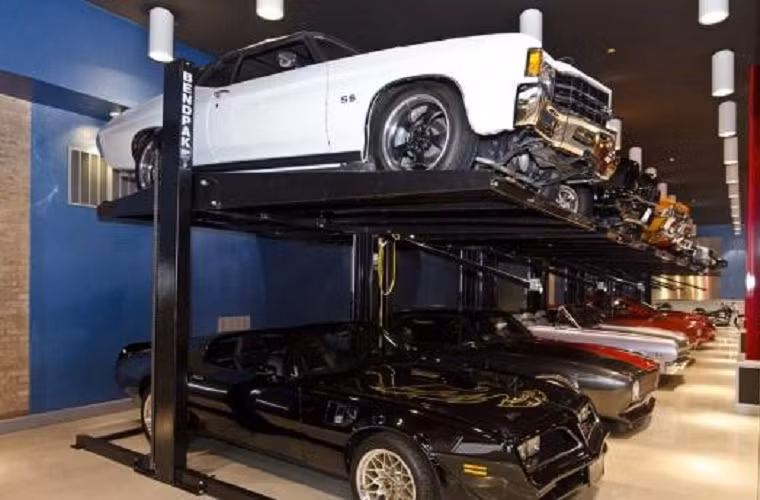 Là người dân Las Vegas bản địa, Francis Wisniewski sở hữu lô đất riêng hơn 1 triệu m2 để xây garage với dòng chữ "chào mừng bạn đến với Las vegas". Garage còn có sòng bạc đầy đủ thiết bị, 1 khu bảo tàng trưng bày kỷ vật thể thao, hệ thống thông gió và an an toàn tuyệt đối. Ông đã phải chi đến 1 triệu USD để xây dựng lên "khách sạn" ô tô này.