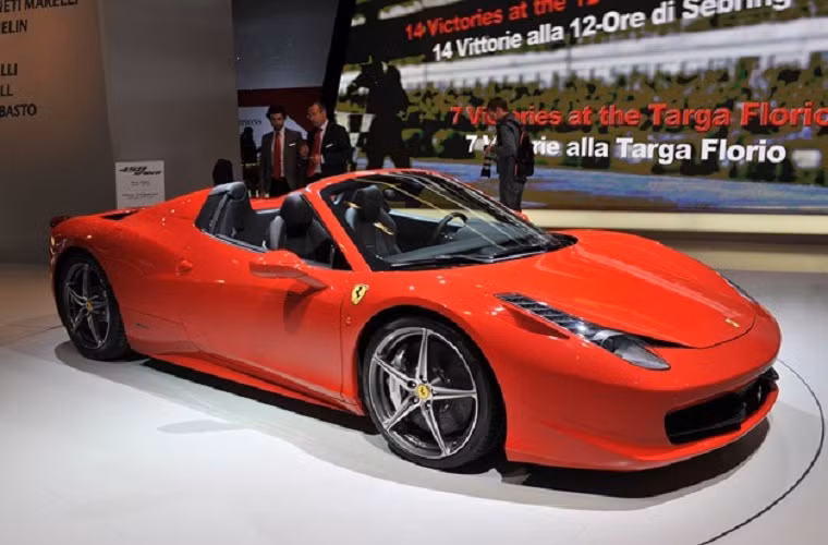  Triển lãm ô tô Thượng Hải diễn ra từ ngày 21 đến 29/4/2013 đã thu hút hơn 800.000 lượt khách đến tham gia. Hàng loạt hãng xe nổi tiếng ra mắt những dòng xe sang trọng thiết kế riêng cho những con đường Trung Quốc. Ngôi sao buổi trình diễn là Ferrari 458 Spider có giá 300.000 USD.