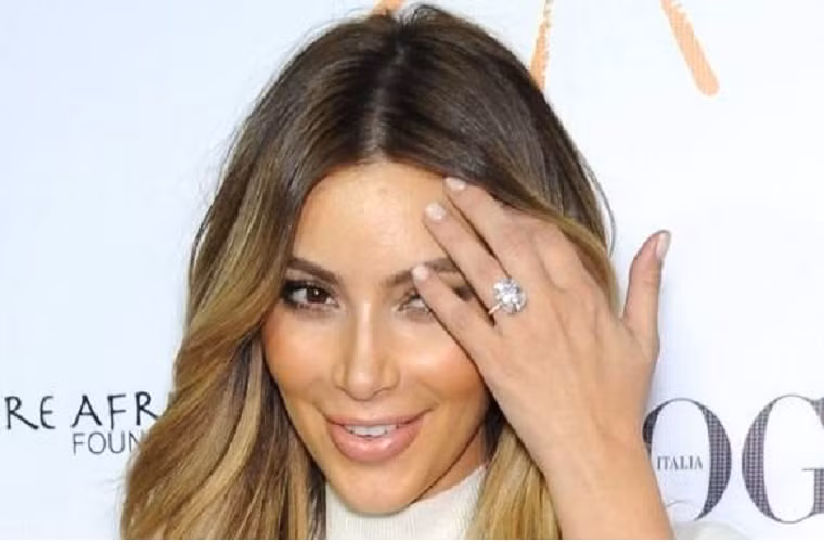 Vào ngày sinh nhật của mình cuối tháng 11/2013 tổ chức tại công viên AT&amp;T, Kim Kardashian đã hoàn toàn bất ngờ với tiếng vang vọng từ xa của nghệ sĩ nổi tiếng Kenny West: "Em hãy cưới anh nhé". Trước sự chứng kiến của đông đảo khách mời và bạn bè, West đã đặt lên ngón tay của Kim chiếc nhẫn kim cương nặng 15 kara có giá gần 8 triệu USD.