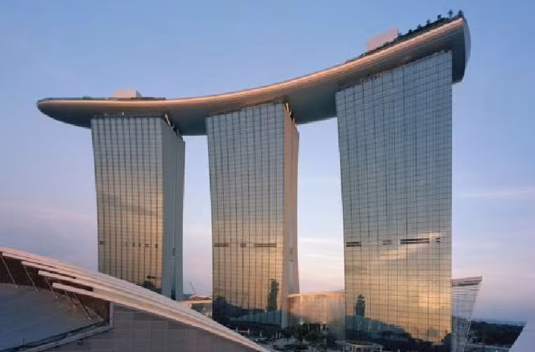 Marina Bay Sands, Singapore – 8 tỉ USD có khu sòng bạc rộng thứ hai trên thế giới với 500 bàn chơi, 2.500 máy chơi nhưng điểm đặc biệt nhất của quần thể này là SkyPark nằm ở tầng thứ 57 trải dài 340m, có thể chứa 3.900 người và bể bơi rộng 150m.