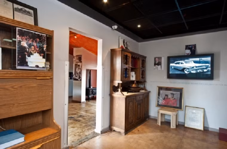 Vì buộc phải hoạt động ngầm khi tham gia hoạt động đấu tranh giành chính quyền năm 1961 và bị bỏ tù năm 1962, Maldela ít dành thời gian ở tại ngôi nhà này mà để vợ Winnie Madikizela-Mandela với cô con gái sống tại đây.