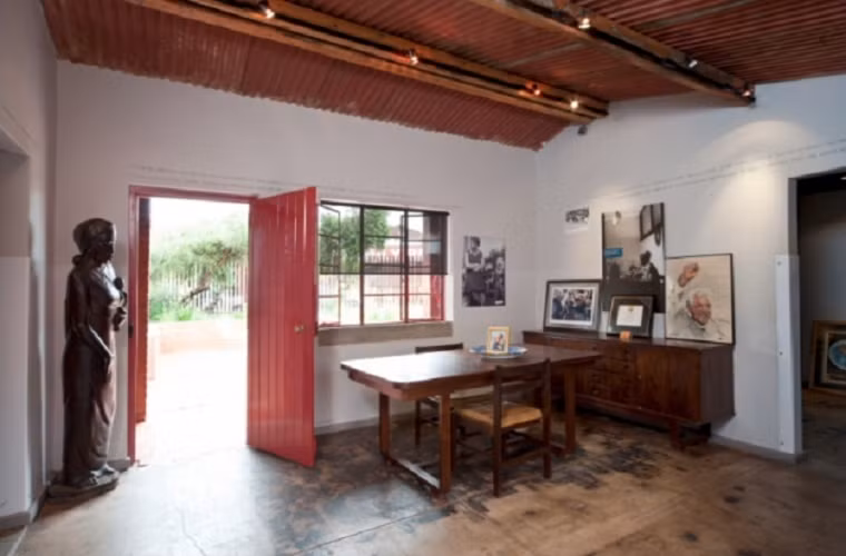 Ngôi nhà có thiết kế tương tự những ngôi nhà khác trong vùng với mái nhà làm bằng thiếc, sàn xi măng cùng một nhà bếp chật hẹp, một nhà vệ sinh ở phía sau.