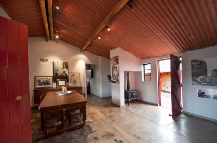 Mandela trở về nhà sau khi ra tù vào năm 1990, trước khi chuyển đến ngôi nhà hiện tại của mình ở Houghton.