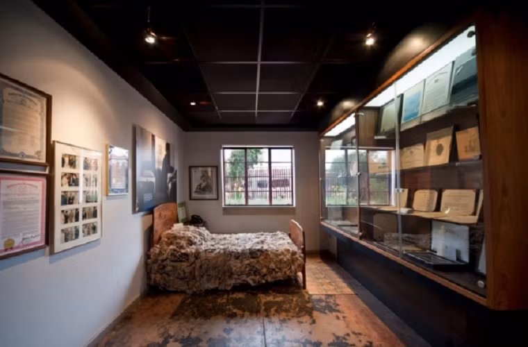 Gia đình Mandela tiếp tục giữ gìn ngôi nhà cho đến năm 1996, nó đã biến thành một di sản công cộng để mọi người tới thăm. 16/3/1999, Nam Phi tuyên bố ngôi nhà được xếp hạng di tích quốc gia, thuộc quyền sở hữu của chính phủ.